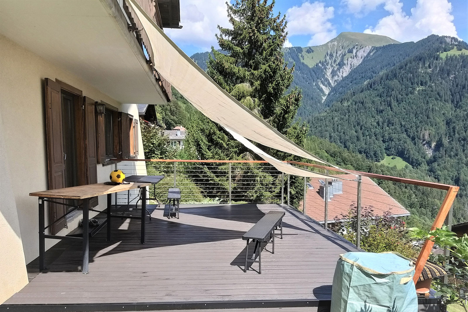 Nachher: Die neue Terrasse bietet 24 Quadratmeter Platz. Das filigrane Geländer lässt die Sicht auf die Umgebung frei.