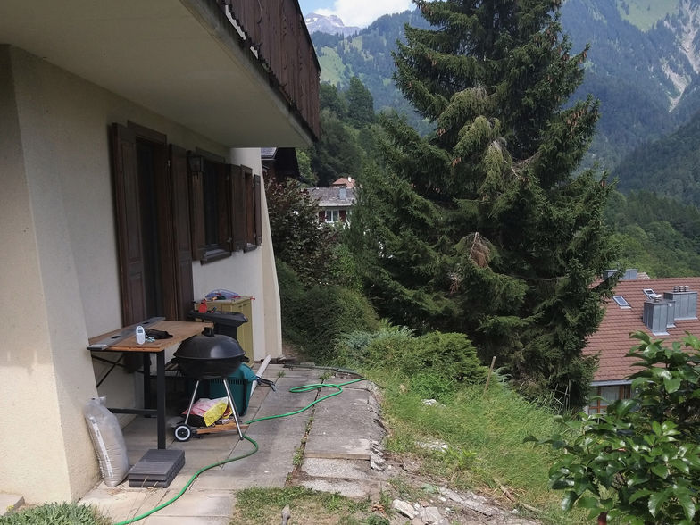 Vorher: Unter dem Balkon liegen alte Bodenplatten und es ist kein Platz, um die schöne Aussicht zu geniessen.