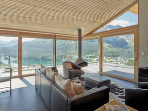 Das Fenster «Ego Selection Plus» verfügt über einen rahmenlosen Flügel und Stufenglas und überzeugt durch eine elegante Form und verdeckte Beschläge. EgoKiefer.