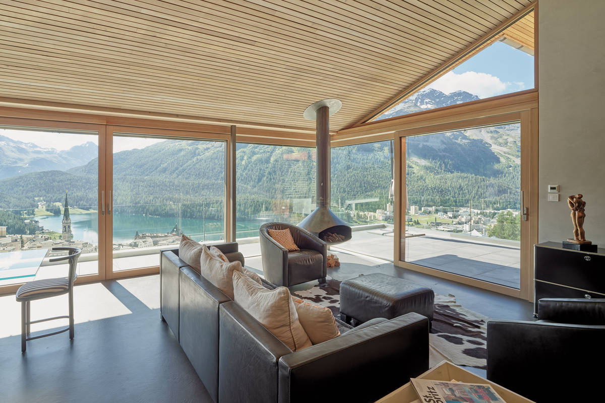 Das Fenster «Ego Selection Plus» verfügt über einen rahmenlosen Flügel und Stufenglas und überzeugt durch eine elegante Form und verdeckte Beschläge. EgoKiefer.