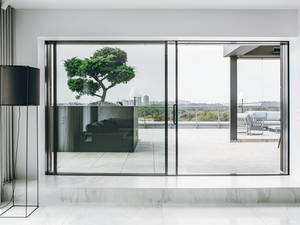 Elegantes und schlankes Erscheinungsbild: Das flache Design «Hi-Finity» schafft eine grosse Oberfläche für maximalen Lichteinfall. Reynaers.