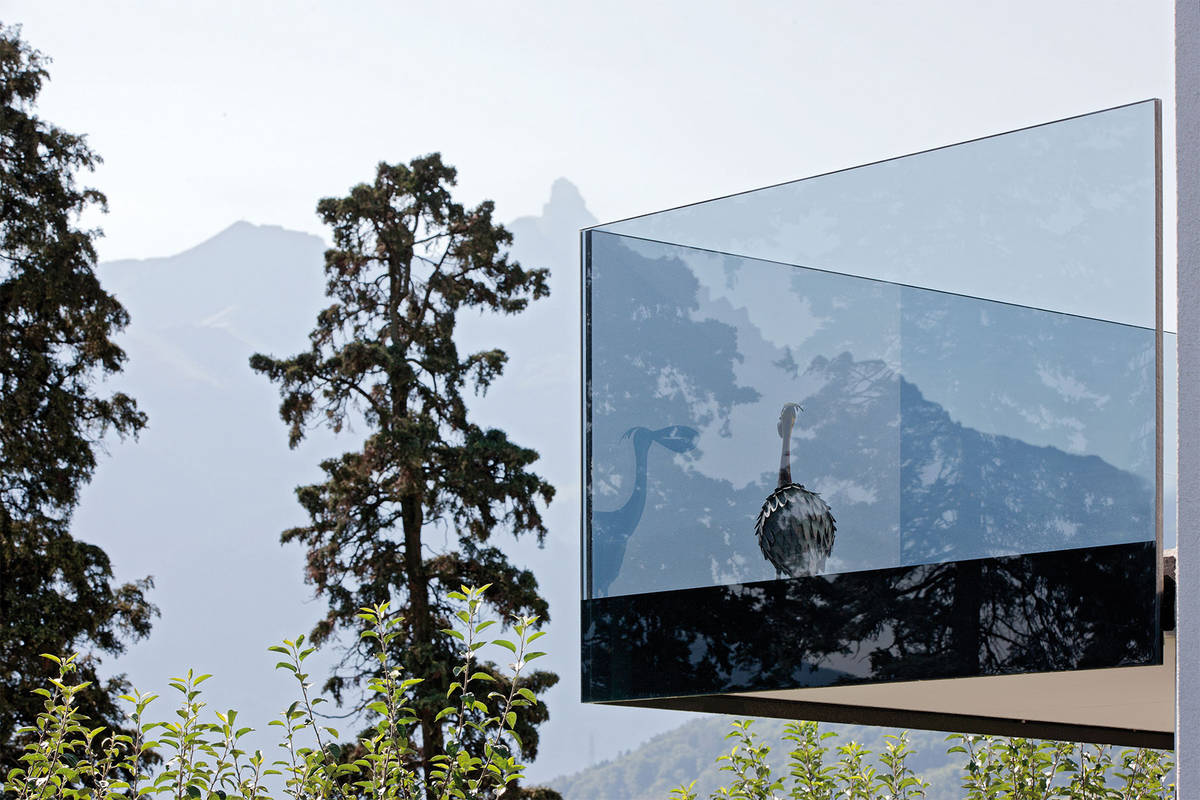 Das Ganzglasgeländer «Swissrailing Flat» hat eine nicht sichtbare Unterkonstruktion und begeistert mit seiner flächenbündigen Ästhetik. Glas Trösch.