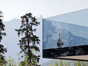 Das Ganzglasgeländer «Swissrailing Flat» hat eine nicht sichtbare Unterkonstruktion und begeistert mit seiner flächenbündigen Ästhetik. Glas Trösch.