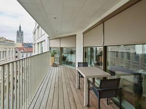 Damit es trotz wunderschönem Ausblick nicht zu warm im Wohnraum wird, bietet Renson mit den «Fixscreens» auch nachträglich massgeschneiderte Lösungen an, die sich dezent in die Architektur fügen. Renson.