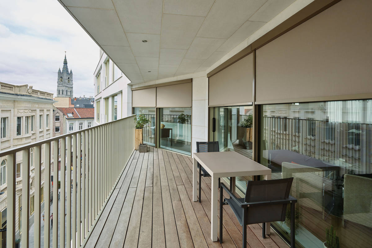 Damit es trotz wunderschönem Ausblick nicht zu warm im Wohnraum wird, bietet Renson mit den «Fixscreens» auch nachträglich massgeschneiderte Lösungen an, die sich dezent in die Architektur fügen. Renson.