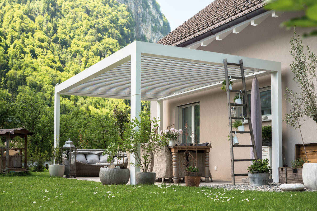 «S-Design home» Glasdächer und Lamellendächer können dank der Standardisierung von Massen und Farben zu einem vorteilhaften Preis angeboten werden. Qualitativ stehen sie den massgeschneiderten «S-Design» Produkten nur in wenig nach. Doch im Gegensatz zu den «S-Design» Sitzplatzüberdachungen sind «home» Produkte nur über den Konfigurator bestellbar. Ab sofort kann man damit seine persönliche Terrassenüberdachung konfigurieren (www.home.sdesign.ch). Thermogreen.