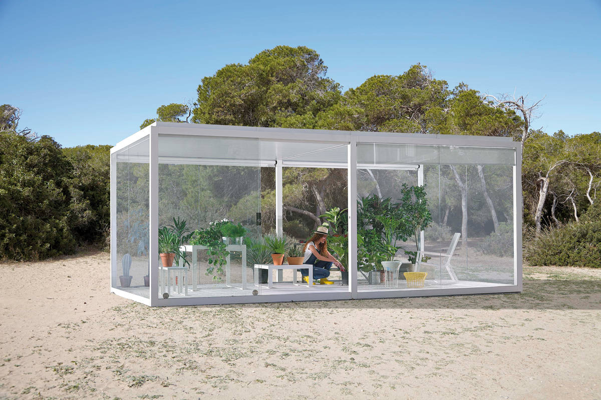 Mit ihren Glaswänden scheint die «Cristal Box» den Raum, in dem sie steht, schwerelos zu bewohnen. Damit integriert sie sich leicht in jede Umgebung und bietet dennoch Schutz vor allen Wetterlagen. Die echte Glasbox ist Teil der Outdoor «Spaces» Kollektion und besteht aus einer eloxierten oder pulverbeschichteten Aluminiumstruktur mit wahlweise einer oder zwei Zugangstüren. Die Dachkonstruktion besteht aus verzinktem Blech. Der Bodenbelag ist «Nowood». Gandia Blasco.