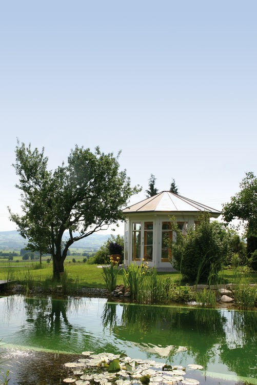 Der 8-Eck Pavillon ist ein wahres Schmuckstück mit seinem Pagodendach. Das Angebot des Herstellers umfasst Gartenhäuser und Pavillons nach individuellem Stil und in vielen Varianten. Hummel.