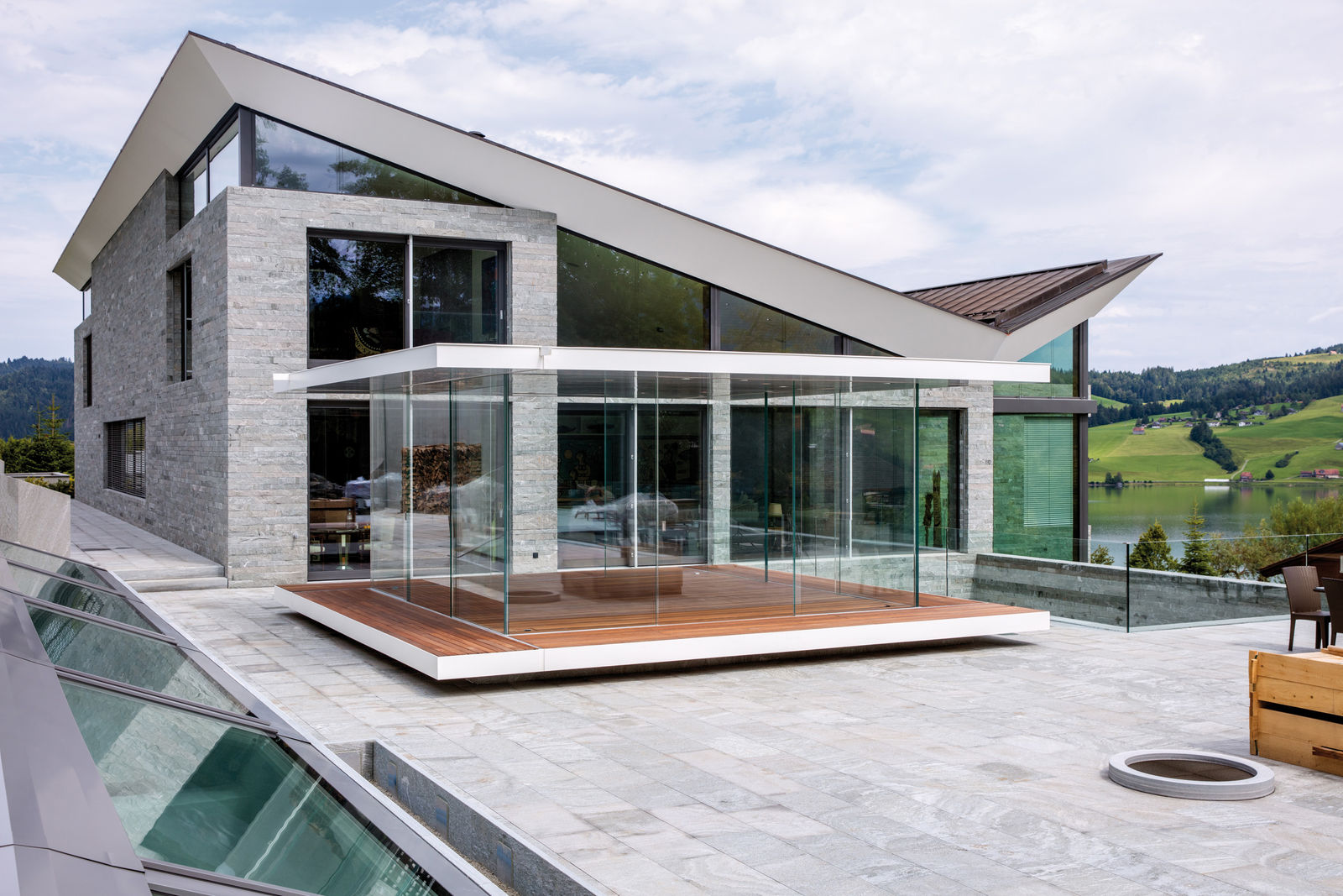 Ob im privaten Garten, als Aussichts- oder Meeting-Point an öffentlichen Orten oder am Firmen-Areal; ob als Ausstellungsfläche oder einfach nur, weil er so edel ist: Der «Pavillon360» verbindet auf einzigartige Weise Funktion und Faszination und eröffnet im wahrsten Sinne des Wortes neue Perspektiven.
