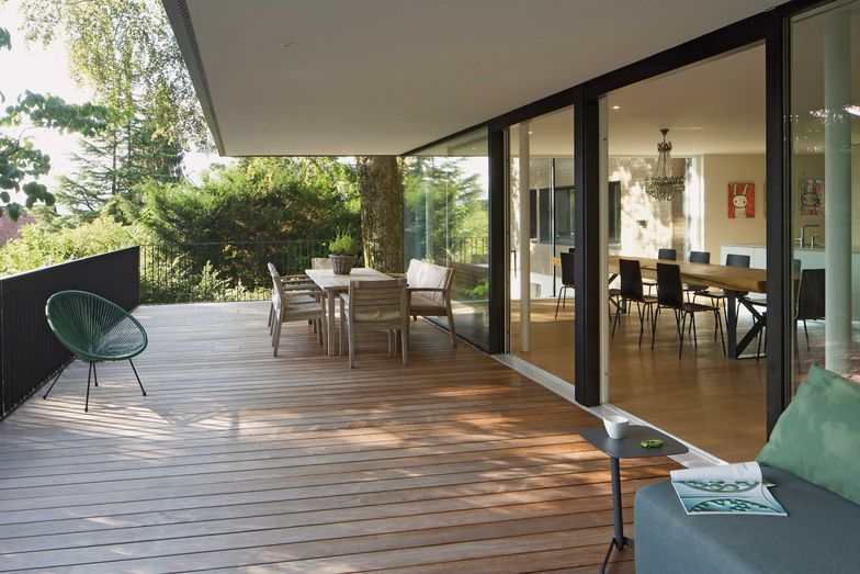 Für sonnige Tage steht eine durch das auskragende Obergeschoss überdachte Terrasse zur Verfügung.