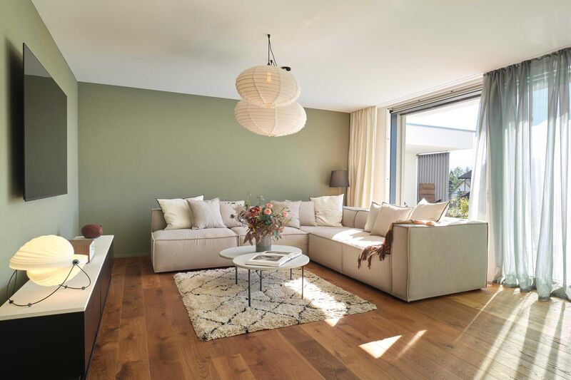 Während sich für die Raumgestaltung eine Innendekorateurin von MartyDesignHaus verantwortlich zeichnet, übernahm die Bauherrschaft die Wahl der Möbel und Wandfarben.