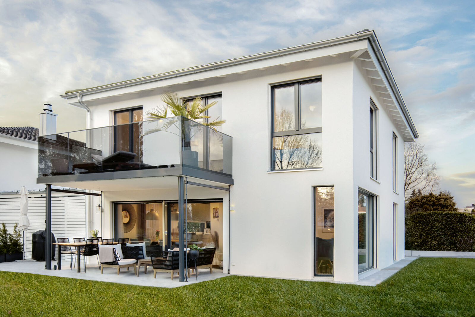 Transparenz und klare Formen prägen die Architektur des Einfamilienhauses.