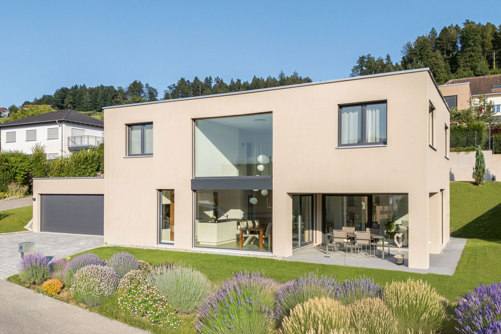 Der grosse Glasanteil in der Fassade ist der Blickfang bei diesem modern konzipierten Einfamilienhaus.