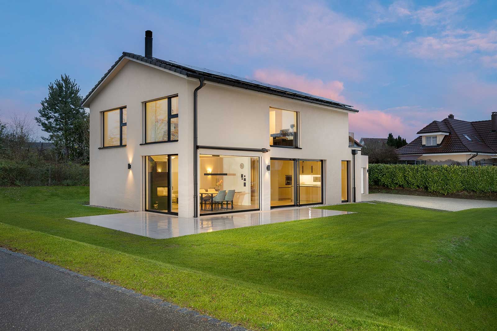 Das Einfamilienhaus mit seinen grossen Fenstern präsentiert ein stimmiges Gesamtkonzept.