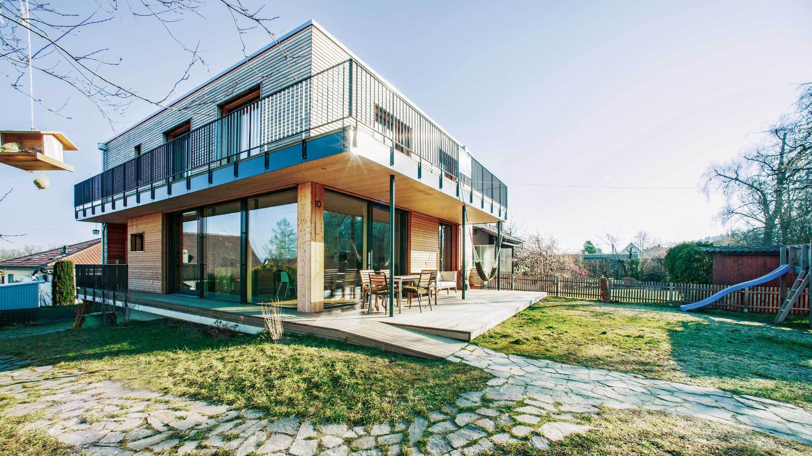 Die strukturierte Holzfassade schützt die 2-geschossige Tragstruktur in Holzrahmenbauweise.