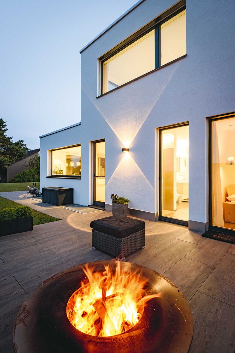 Auf dem Dach des Anbaus wurde ein Sitzplatz mit Feuerschale eingerichtet.