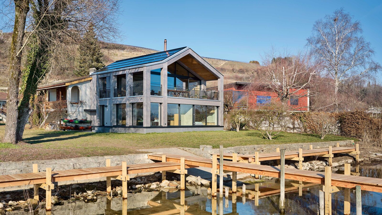 Vor dem Haus der See, im Rücken die Rebberge. Das Haus ist wunderbar eingebettet in die Natur und sehr ruhig gelegen.