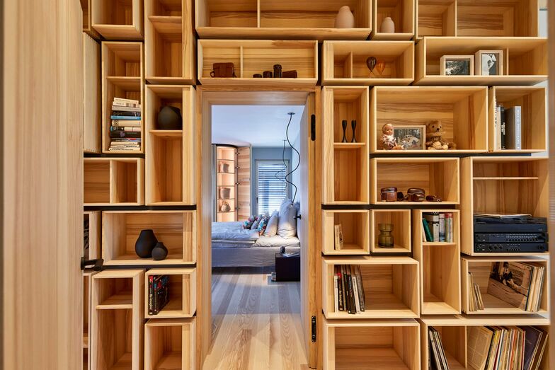 Ein Bibliotheksregal umrahmt den Durchgang zum Schlafzimmer.