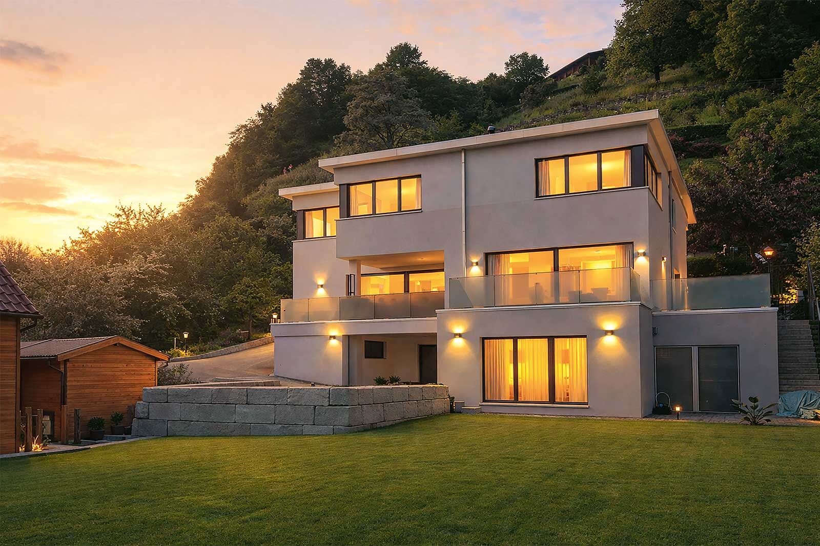 Ein Einfamilienhaus ganz nach Wunsch der Bewohner: Die Architektur ist kubisch und doch verspielt.