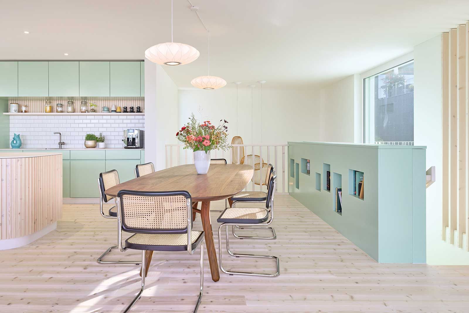 In den lichtdurchfluteten Räumen sorgen hochwertiges Design, helle Hölzer und klug gesetzte Akzente in Mintgrün für viel Gemütlichkeit und ein skandinavisches Flair.