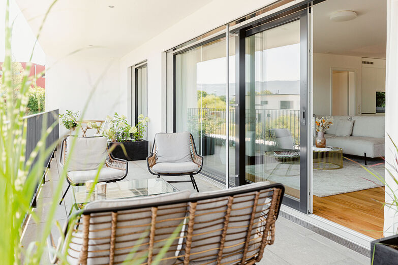 Der breite Balkon bietet Privatsphäre im Freien.