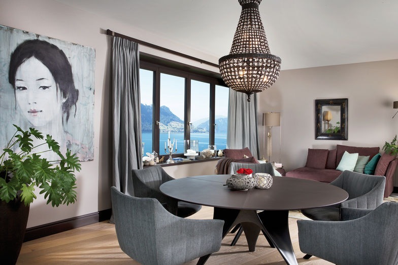 Breite Fenstersimse bieten Platz für Dekoratives. Aussicht gibt es immer noch genug.