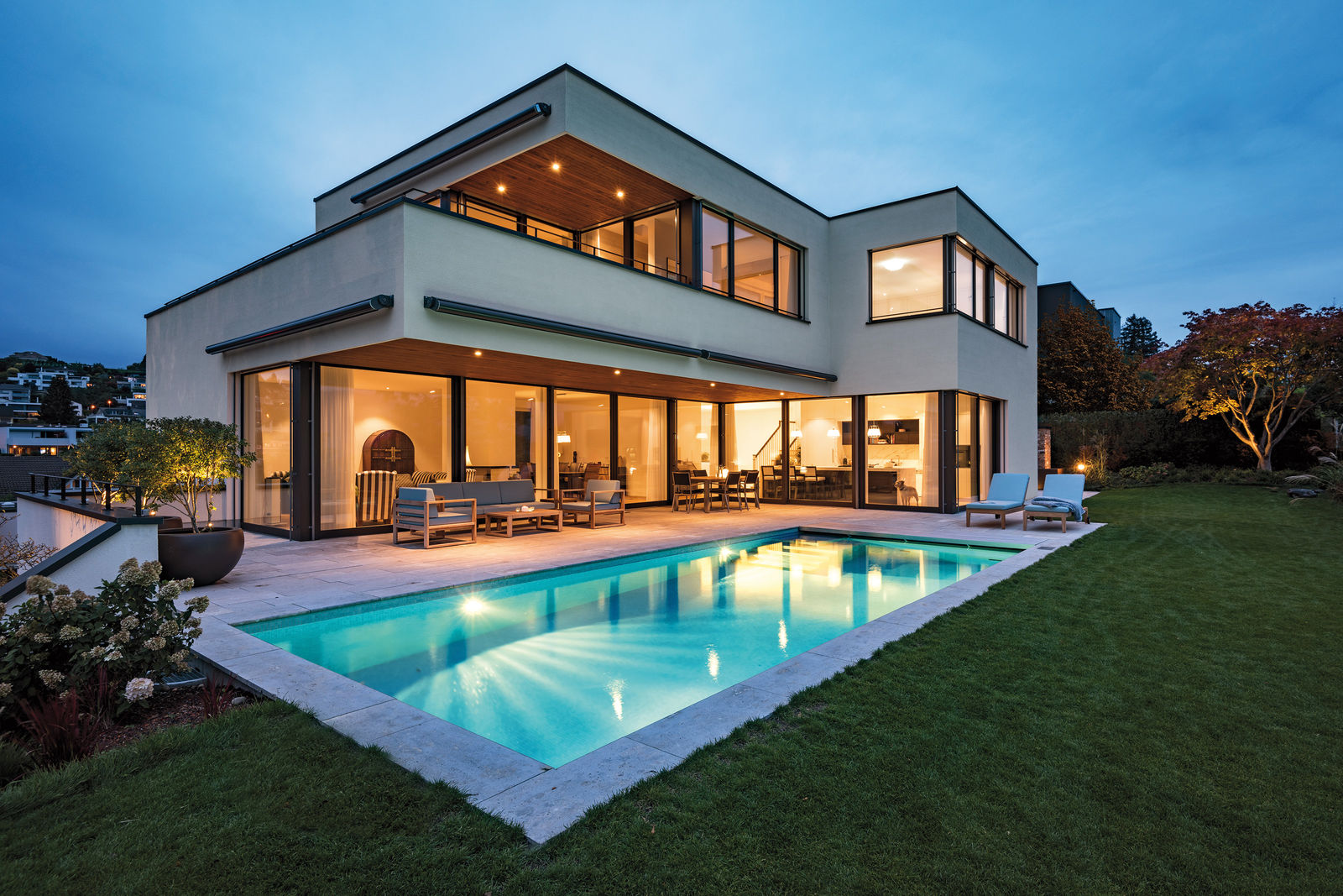 Haus, Pool und Garten bilden eine harmonische Einheit.
