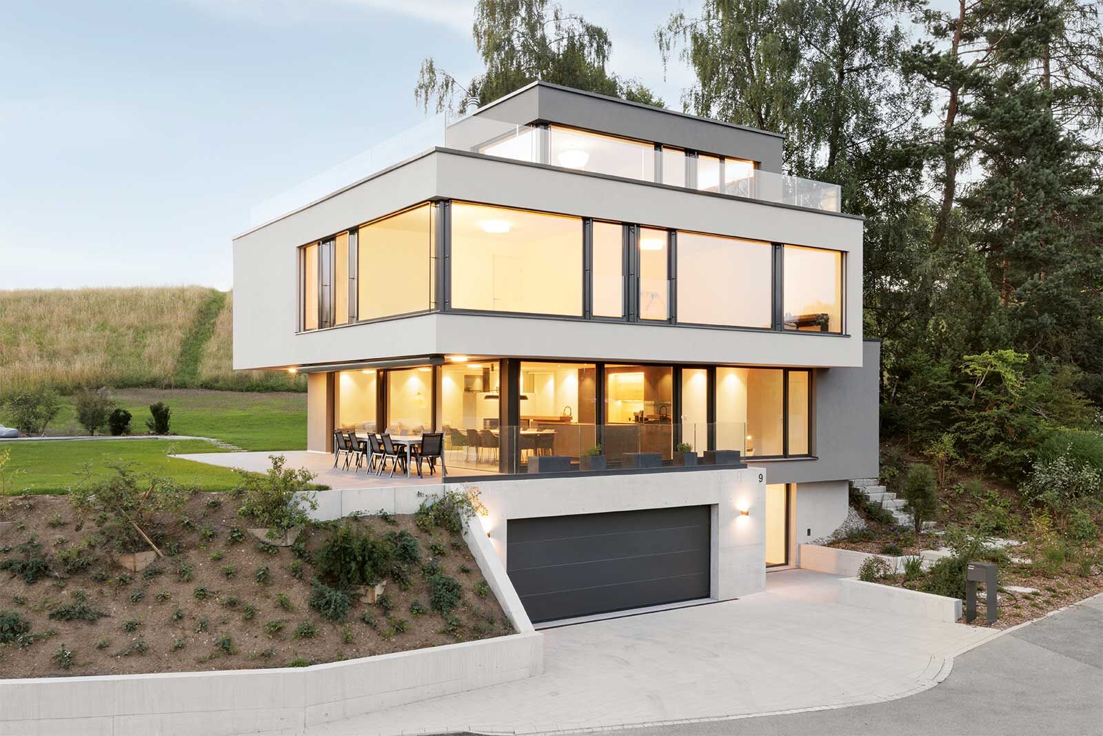 Der moderne Neubau fügt sich dank der gestaffelten Geschosse harmonisch in die Umgebung ein.