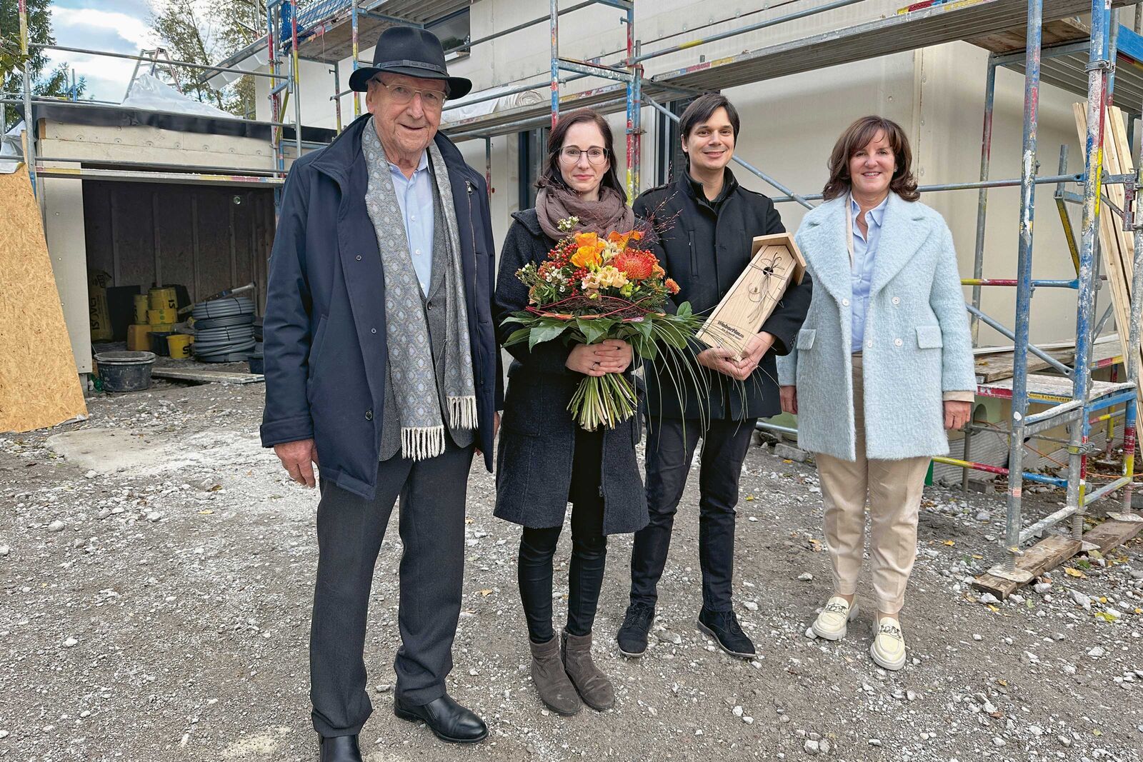 Firmengründer Hans Weber feiert zusammen mit dem glücklichen Baupaar Sandra und Steffen Boos und Geschäftsführerin Heidi Weber-Mühleck (rechts) das 40 000. Weber-Haus.