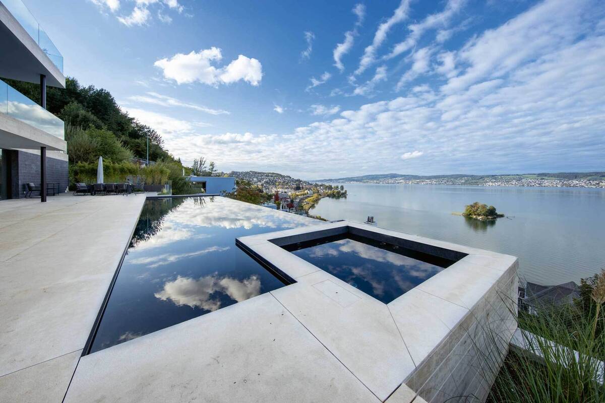 «Smart Pools» mit modernster Technologie: Dazu gehört unter anderem ein automatisches Reinigungssystem und Wasserqualitätskontrollen, Temperaturregelung oder ein App-basiertes Steuerungssystem. Woodtli Schwimmbadtechnik GmbH.