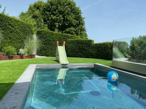 Die begeh- und versenkbare Pool-Abdeckung wird über eine spezielle Hydraulik automatisch heruntergefahren. Innerhalb von drei Minuten füllt sich das Becken wieder mit Wasser. Mein Topf GmbH.