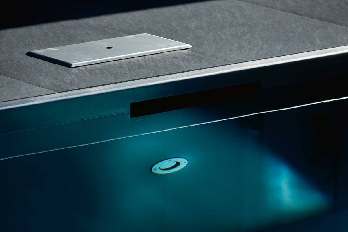 Die moderne automatische Schwimmbadtechnik ist mit einer hochwertigen Wasseraufbereitung mit Salzwasser-Elektrolyse-Verfahren und pH-Wert-Regulierung über den «Marlin-Poolcontrol» eingerichtet und garantiert eine optimale Wasserqualität. Schwimmbad- und Wassertechnik Marlin AG.