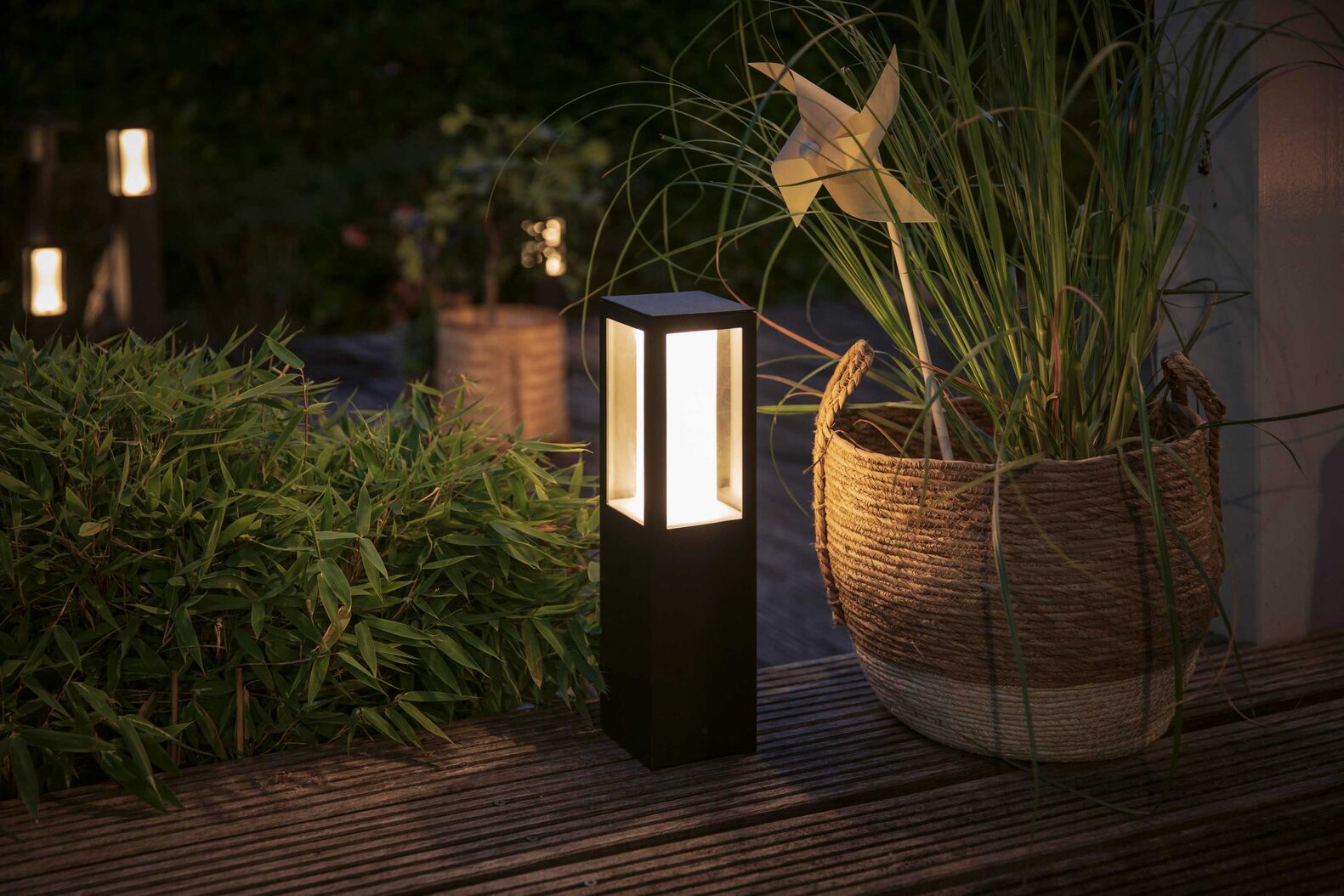 Hue: Die Sockelleuchte Philips Hue für den Aussenbereich ist in einer LED Version erhältlich. Mit unzähligen Farben und mit warmweissem, gedimmtem Licht lassen sich Aussenbereiche individuell inszenieren. Schöner 360° Lichteffekt. jumbo.ch