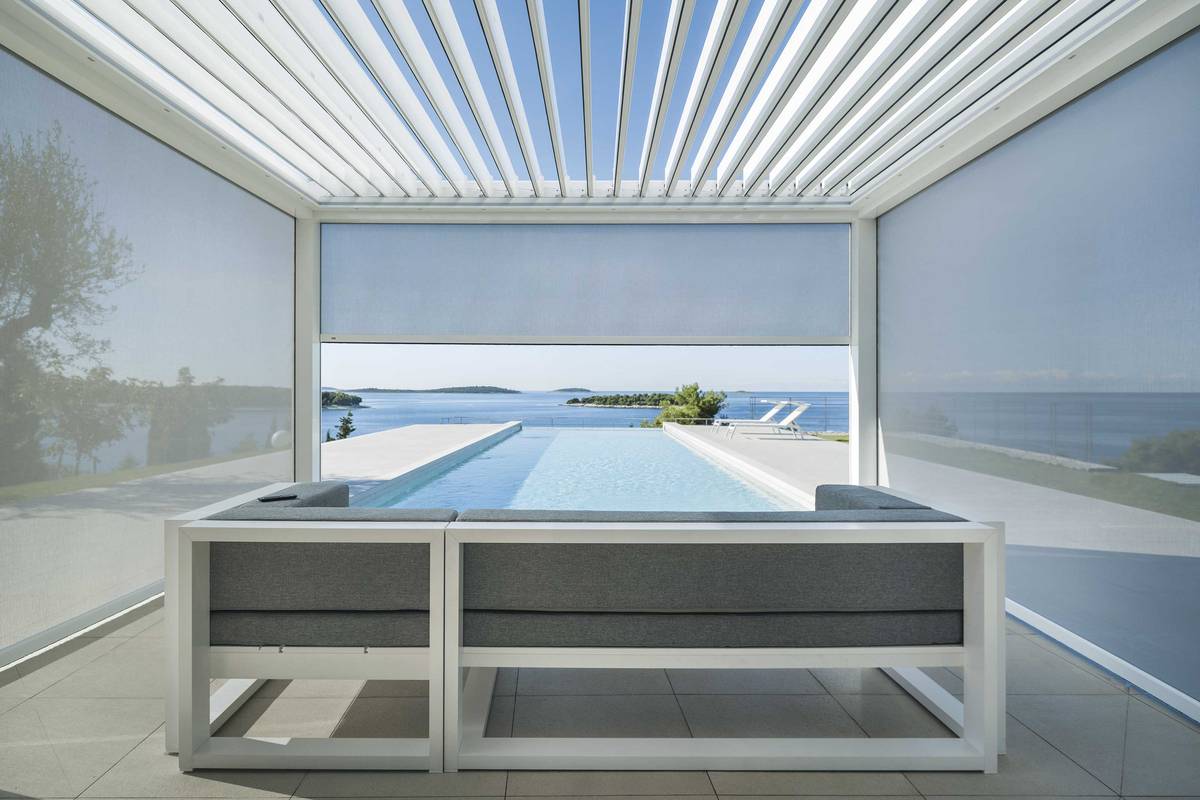 Pergola mit Lamellendach: Die Lamellen des Überdachungssystems «PergoTwist Varia» lassen sich stufenlos verstellen. Dadurch schaffen sie eine natürliche Luftzirkulation und sorgen für einen optimalen Schutz vor Witterung. Griesser.
