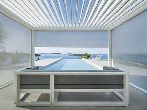 Pergola mit Lamellendach: Die Lamellen des Überdachungssystems «PergoTwist Varia» lassen sich stufenlos verstellen. Dadurch schaffen sie eine natürliche Luftzirkulation und sorgen für einen optimalen Schutz vor Witterung. Griesser.