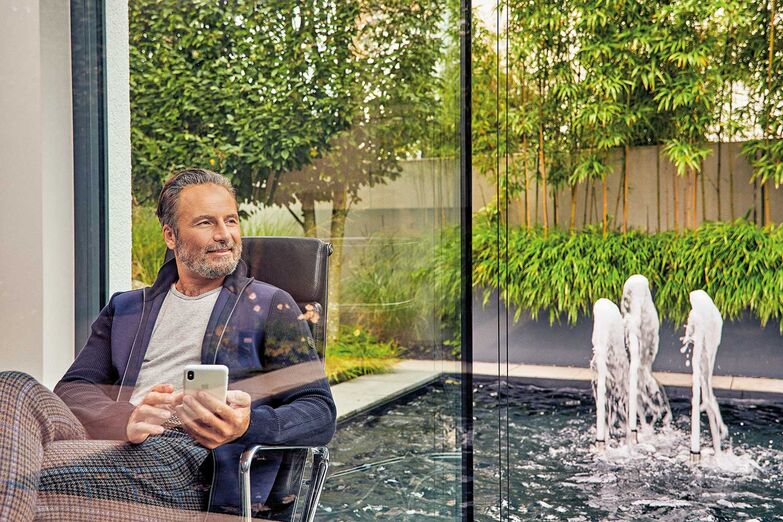 Während der Arbeit oder einer gemütlichen Kaffeerunde dem Plätschern des Wassers im eigenen Garten zuhören, wirkt wahrlich beruhigend. Ausserdem ist das Wasserspiel ein schöner Blickfang. Oase GmbH, www.oase.com