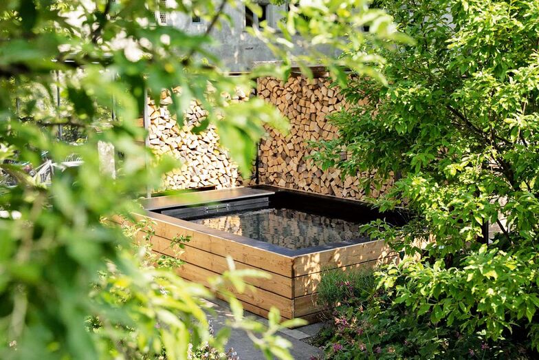 Der Badebrunnen ist die kompakte Alternative zum Biopool und eignet sich perfekt für kleine Gärten oder Terrassen. Er wird je nach Bedarf mit kaltem, warmen oder sogar Salzwasser betrieben. Die Wasseraufbereitung erfolgt chemiefrei. Im Winter kann der Pool in Kombination mit einer Sauna genutzt werden. Abderhalden Gartenbau AG, www.abderhalden.ch
