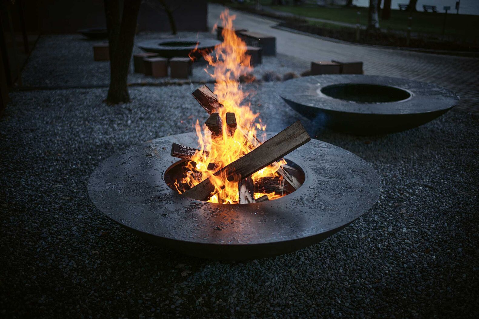 Stahlplastiker Andreas Reichlin hat mit dem «Feuerring» ein Designobjekt mit Kultstatus geschaffen, eine formvollendete Skulptur, die Genuss für alle Sinne bietet. Feuerring GmbH, www.feuerring.ch