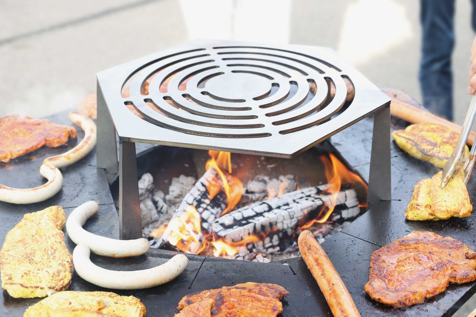 Bei «Plancha» wird auf einer massiven Platte aus Carbonstahl grilliert. Wok, Grilleinsatz, Rauchabzug und mehr gibt es als Zubehör, die Sockelverkleidung aus Sinterkeramik in 14 Varianten. Vertrieb Schweiz: Glutform Rüegg, www.glutform.ch