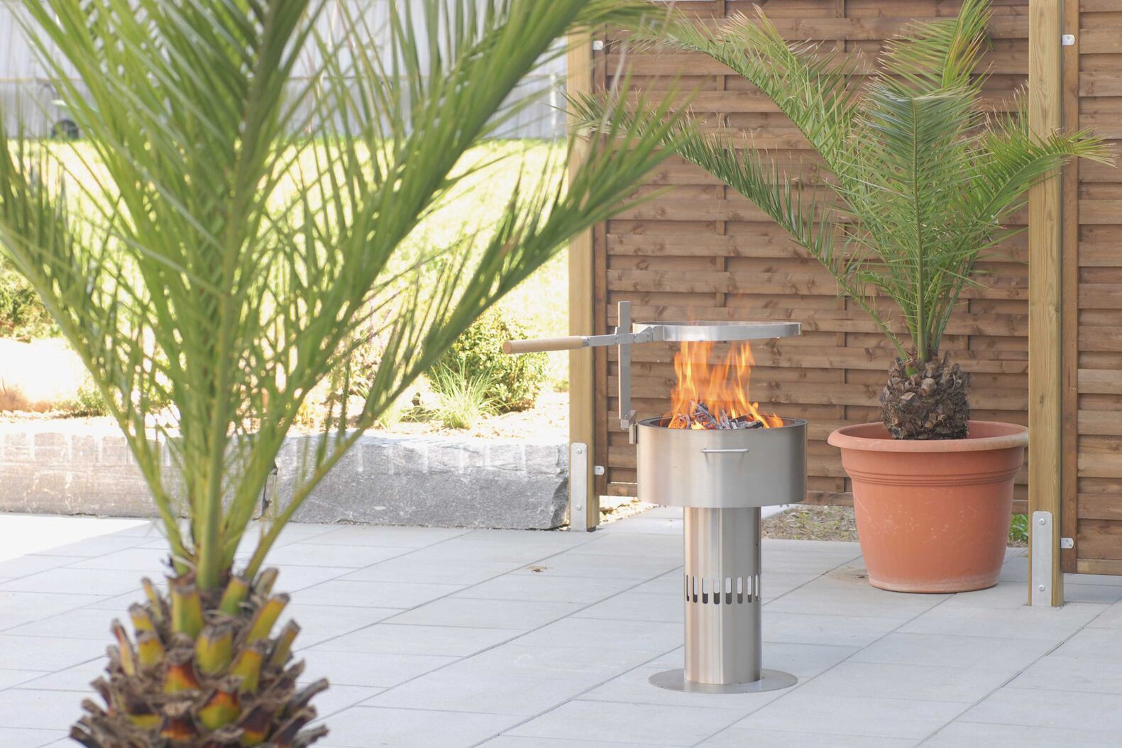 Der Universelle: Der «Fire-Pot», produziert in Lotzwil aus rostfreiem Chromstahl, hat passendes Zubehör zum Grillieren, zum Kochen am offenen Feuer und sogar zum Fondueplausch. Hans Greub AG, www.hans-greub.ch