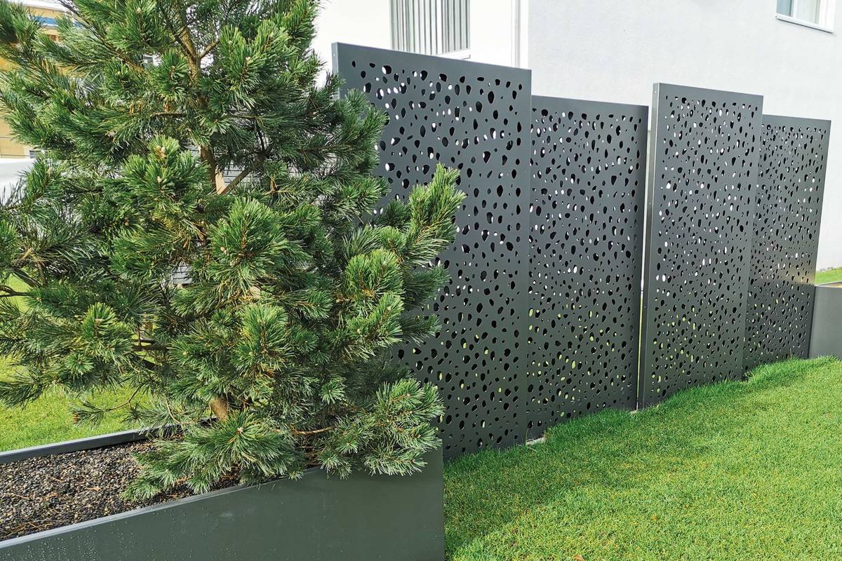 Eine leichte Aluminiumkonstruktion, die einfach zu montieren ist. Die Wände sind in verschiedenen Farben und Formaten, mit und ohne Motive erhältlich. Grütter Metallwaren AG.