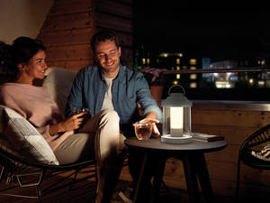 Jederzeit tragbar: Tragbar, dimmbar und mit zuschaltbarem, stimmungsvoll flackerndem Kerzenlichteffekt: Die LED-Laterne «Abelia» ist vielseitig einsetzbar. Das warmweisse Licht lässt sich stufenlos dimmen. Der integrierte Akku hält bei voller Lichtleistung rund vier Stunden und lässt sich per USB-Kabel wieder aufladen. Design-Varianten in Schwarz, Weiss, Rot, Grün oder Pastellgrün. Philips Lighting Switzerland.