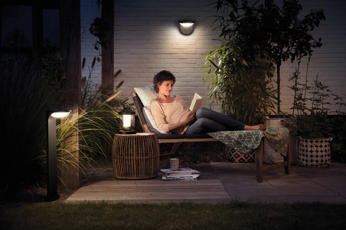 Energiewende im Garten: Unter dem Namen «myGarden Solar» bietet Philips eine Grossfamilie von Gartenleuchten, die mit Sonnenenergie arbeiten. Sie spenden warmweisses, funktionales Licht für Eingangs-, Aufenthalts- oder Wegebereiche im Aussenraum. Die wetterfeste Wandleuchte «Dusk» ist Teil eines umfangreichen Sortiments mit vielen Varianten in Form und Farbe. Neben Wand- und Deckenleuchten gibt es auch mobile Bodenspiesse in verschiedenen Höhen. Philips Lighting Switzerland.