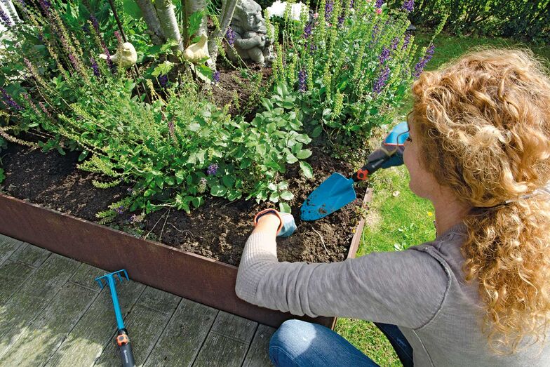Das richtige Werkzeug: Im eigenen Garten arbeiten und diesen zu pflegen, ist pure Leidenschaft. Der Einsatz der richtigen Arbeitsgeräte ist dabei eine wichtige Komponente. Genau hier bietet Gardena, eine Marke der Husqvarna Group, seit über 50 Jahren wertvolle Unterstützung. Das breite Sortiment bietet alles, was es fürs entspanntere Arbeiten braucht – seien es innovative Lösungen und Systeme für Bewässerung, Rasenpflege, Baum- und Strauchpflege oder die Bodenbearbeitung. www.gardena.ch