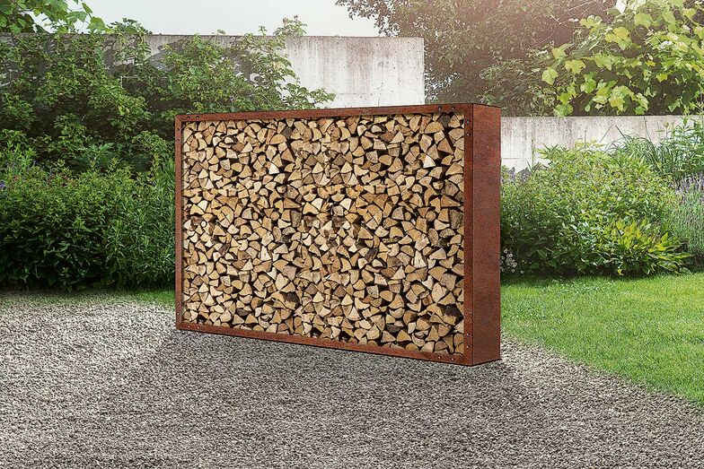 Kreativ gelöst: Ja, auch ein Holzlager kann ein Blickfang sein. Das beweisen die Lösungen der Sager Gartengalerie AG seit über 40 Jahren. Sie überzeugen mit robusten Materialien, zeitlosem Design und perfekter Verarbeitung. Und die Holzlager werden nach Mass und ganz nach den Wünschen der Kunden produziert. Das Resultat: Ein harmonisches Zusammenspiel von Funktion und Ästhetik. www.hochbeet-sager.ch