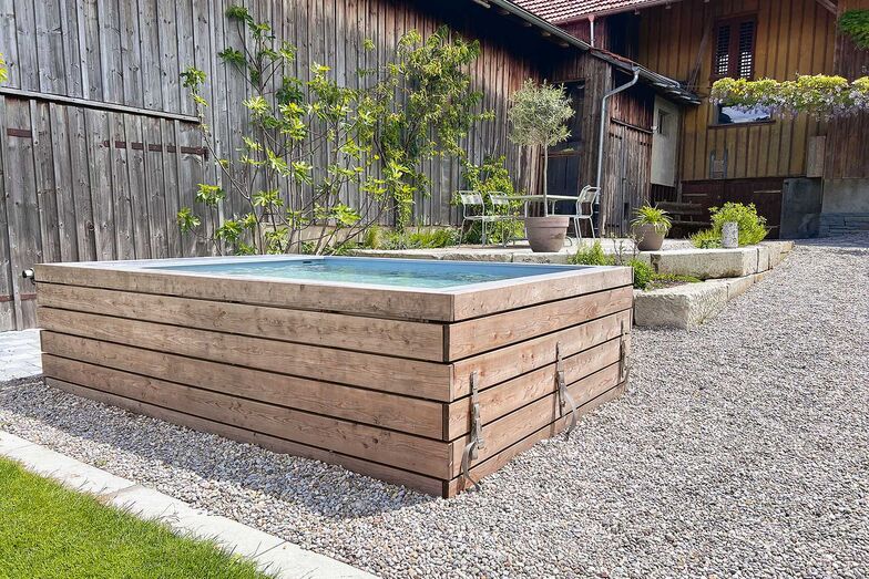 Die Kraft des Wassers: Abkühlung gefällig? Kein Problem, der Badebrunnen von eco-pool hilft gerne dabei. Das edle Stück bietet zum einen Badevergnügen und wertet zum anderen den Aussenbereich wie den Garten oder die Terrasse auf. Bei der Ummantelung hat man zudem freie Hand und die Wahl zwischen Materialien wie Holz, Eisen rostend, Naturstein oder Beton. Selbst das beruhigende Plätschern eines Brunnens lässt sich dank verschiedener Wasserhahn-Modelle realisieren. www.eco-pool.ch