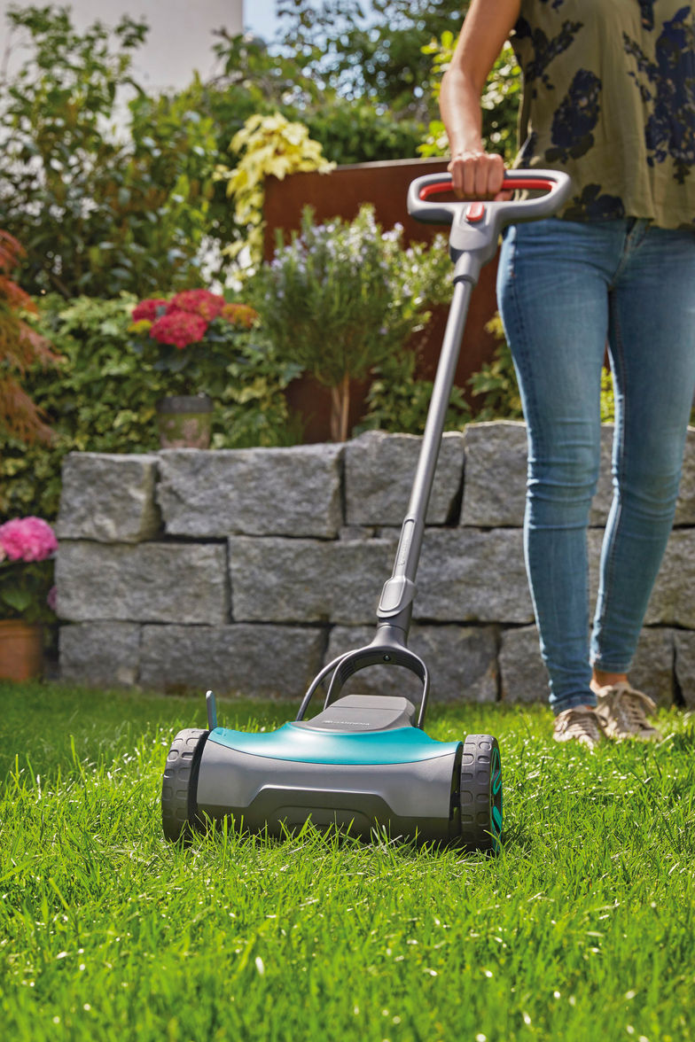 Schnittgut einfach liegenlassen: Es schützt den Rasen vor Austrocknung und verbessert die Bodenstruktur. «HandyMower Li-18/22» für kleine Flächen. Gardena.