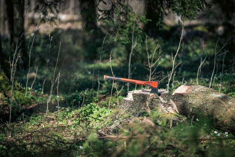 Die Axt im Haus ersetzt nicht nur den sprichwörtlichen Zimmermann, sondern stellt sich auch sonst als überaus universelles Werkzeug heraus. Die Universalaxt «A1400» kommt zum Einsatz beim Holzspalten für das Kaminfeuer oder für verschiedene Einsätze in der Landwirtschaft und auf dem Bau. Dank Antihaftbeschichtung am Axtkopf, einem Schlagschutz aus Edelstahl und einer ausbalancierten Gewichtsverteilung erleichtert die «A1400» das Holzhacken für jeden Anwender. Die Axt gleitet geschmeidig durch das Holz. Die Klingengeometrie wurde für unterschiedliche Einsätze beim Bearbeiten von Holz konzipiert. Der glasfaserverstärkte Kunststoffgriff macht die Axt langlebig und robust und ihr Schwerpunkt nahe am Axtkopf sorgt für eine optimale Balance und damit für eine effektive Schlagkraft und Spaltwirkung. Husqvarna.