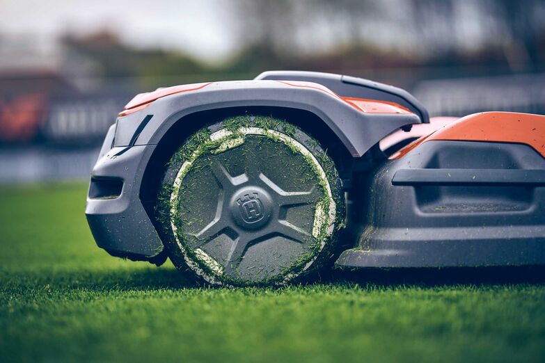 «EORA-Mähroboter» sind auf grosse Flächen ausgerichtet und kommen insbesondere im kommerzielle Rasenpflegemanagement zum Einsatz. Wenn effizientes, flexibel planbares, autonomes Mähen für Flächen von bis zu acht Fussballfeldern gefragt ist, sind diese Mähroboter in ihrem Element. Vor über 25 Jahren führte Husqvarna den weltweit ersten Automower auf dem Markt ein. Seitdem haben Millionen von Hausbesitzerinnen und -besitzern mit diesen Mährobotern auf die automatische Rasenpflege umgestellt. Jetzt folgt mit «CEORA TM» die neue Roboterlösung für Grossflächen im kommerziellen Bereich. Mit einzigartiger Schnitttechnik für einen grünen und dichten Rasen. Husqvarna.