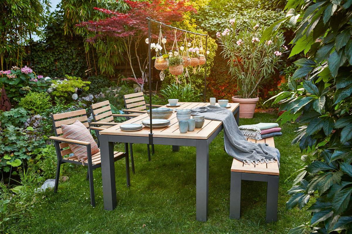 Der «sunfun® Diningtisch Lynn» aus Akazienholz in Teak-Optik ist besonders pflegeleicht und bestens für den Einsatz im Freien geeignet. Mit dem leichten Aluminiumgestell in Anthrazit passt er sich jeder Umgebung an und ist vielseitig kombinierbar. L 220 x B 100 x H 76 cm. Von der bequemen Sitzmöglichkeit bis zur Solarbeleuchtung für den Garten oder einem Sonnenschutz reicht das Garten + Freizeit Sortiment des Anbieters. Auch für Pflanzen, vom Dünger bis zum Pflanzgefäss, ist gesorgt. Bauhaus.